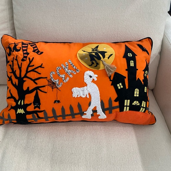 Halloween NWOT Festive Pillows - Picture 1 of 6